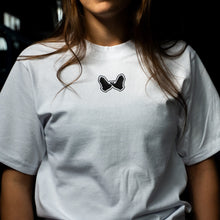 Charger l'image dans la galerie, T-shirt blanc style crop en coton – Collection William Dandjinou